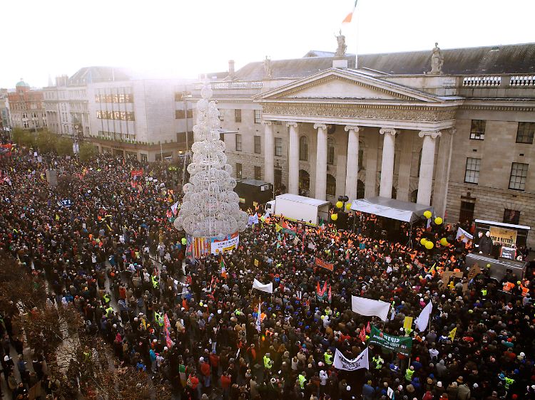 Abschlusskundgebung an historischer Stätte, dem Postamt in der O'Connell Street: Unabhängigkeit bedeutet den Iren viel.