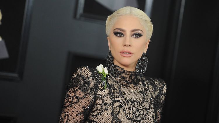 Ärzte empfehlen Lady Gaga zu Hause zu bleiben.