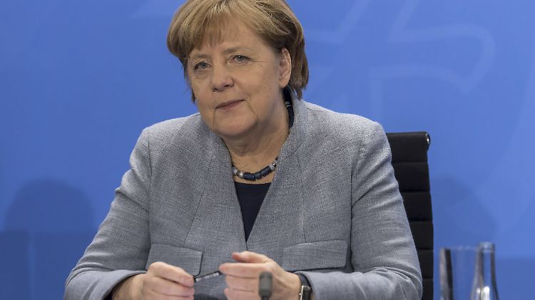 Angela Merkel schließt nicht aus, dass das Gesetz gegen Hassbotschaften im Internet geändert wird.