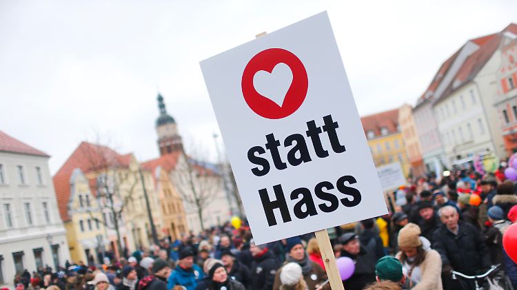 Mit bunten Luftballons und fröhlicher Musik zogen die Demonstranten über den Zentralen Altmarkt.