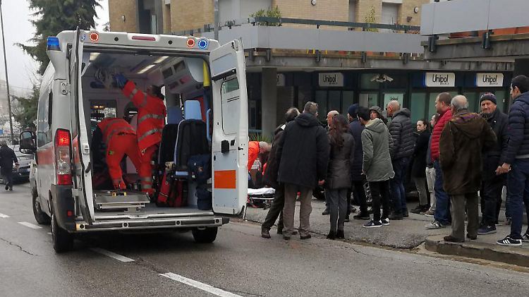Am Vormittag eröffnete ein Mann an mehreren Orten in Macerata das Feuer.