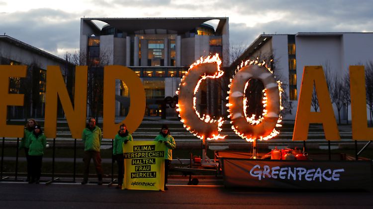Protest vor dem Kanzleramt: Greepeace fordert den Ausstieg aus der Kohleverstromung, doch die Koalitionäre sind da vorsichtig.