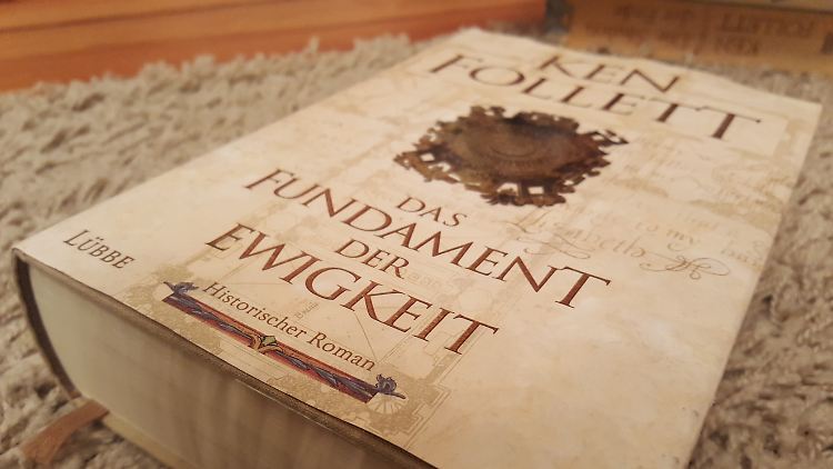 Mit "Das Fundament der Ewigkeit" versorgt Ken Follett seine Fans mit 1145 Seiten Lesefreude. 