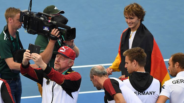 Boris Becker freut sich mit seinem Davis-Cup-Team.