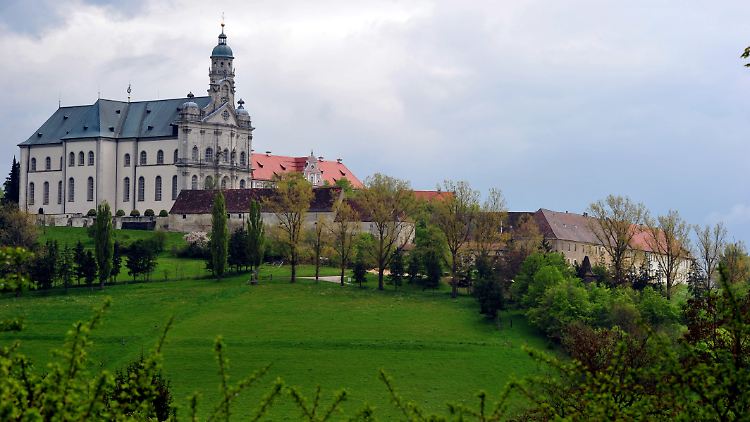 Die Mönche hätten das Geld gut gebrauchen könnten, um das riesige Kloster in Schuss zu halten. 