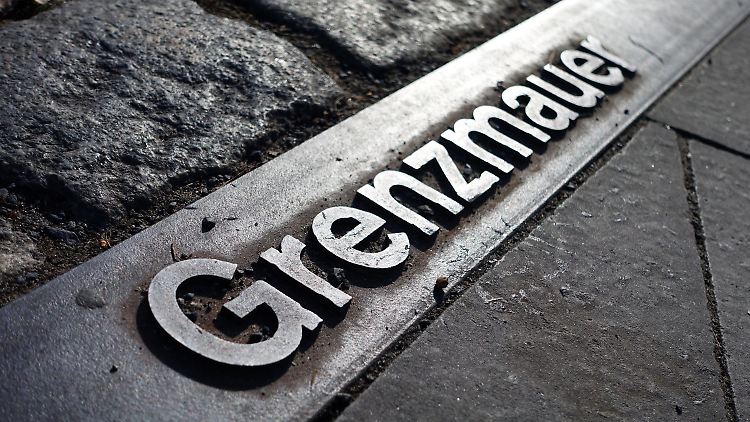 Die Gedenkstätte Berliner Mauer an der Bernauer Straße erinnert an das Bauwerk und den Todesstreifen.