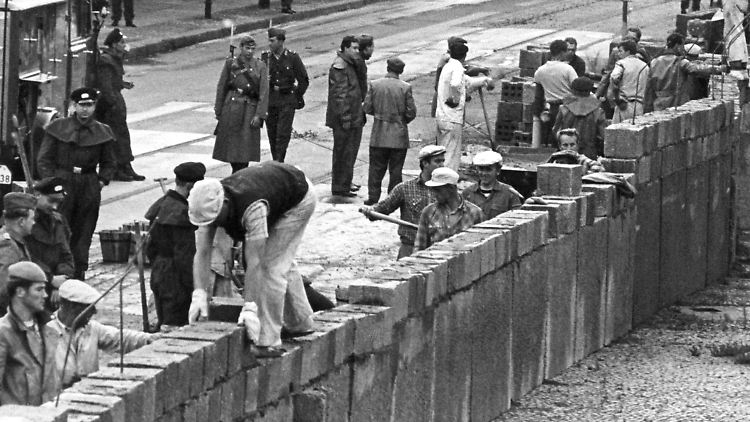 Im August 1961 wurde die Mauer errichtet und trennte die Stadt, aber auch Familien, Freunde oder Schulklassen.