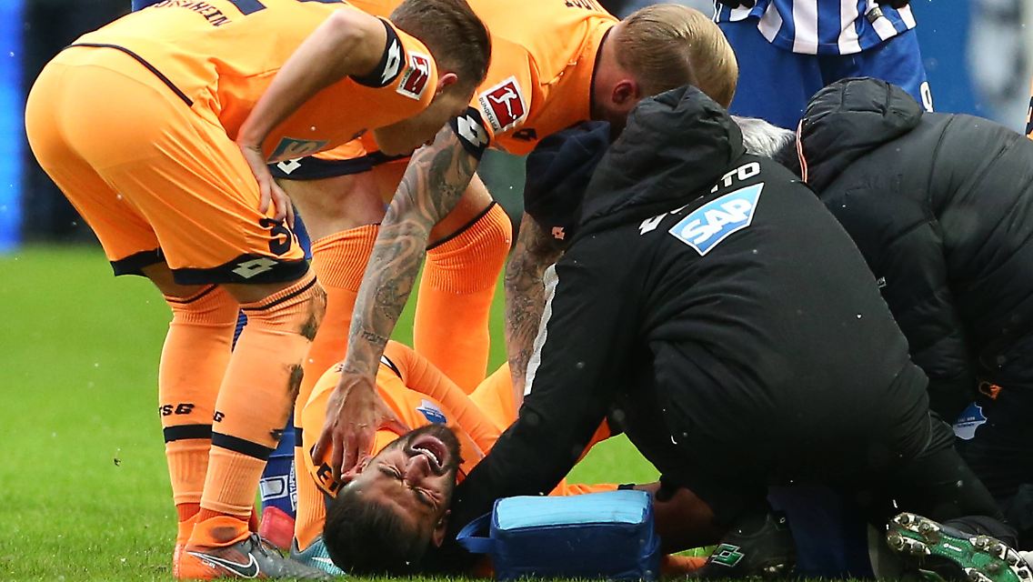 Das Wichtigste zuerst: Gute Besserung, Kerem Demirbay! Herthas Verteidiger Jordan Torunarigha steigt dem Hoffenheimer unglücklich aufs Sprunggelenk. Der fällt mit einem Außenbandriss und einem Syndesmose-Anriss nun länger aus. "Das ist keine gute Nachricht, wenngleich auch eine noch schlimmere Verletzung zu befürchten war", sagt Trainer Julian Nagelsmann.