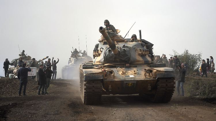 Türkei will die Syrienoffensive auf die Stadt Manbidsch ausdehnen.