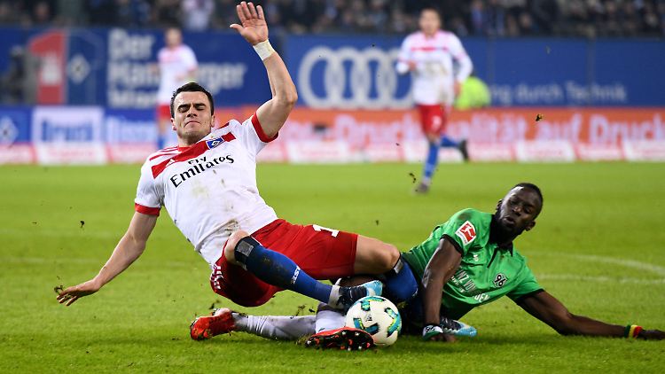 Jeder Ball ist umkämpft. Für seinen Einsatz belohnt sich Filip Kostic (l.) mit dem späten Ausgleich.