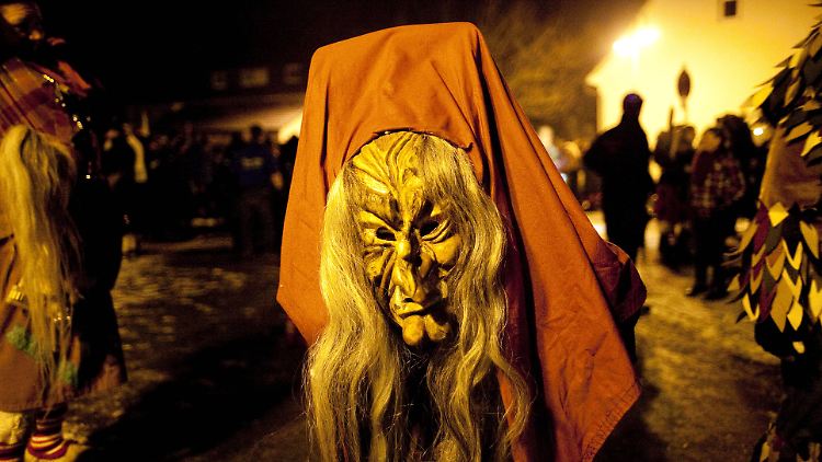 Nachtumzüge in der Faschingszeit haben besonders im Südwesten Deutschlands Tradition.