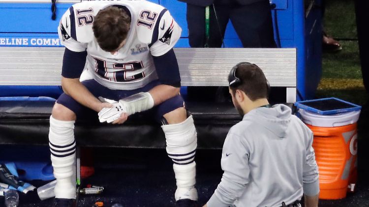 Der Blick nach unten - Tom Brady muss einen neuen Anlauf auf seine sechste Super-Bowl-Trophäe nehmen.