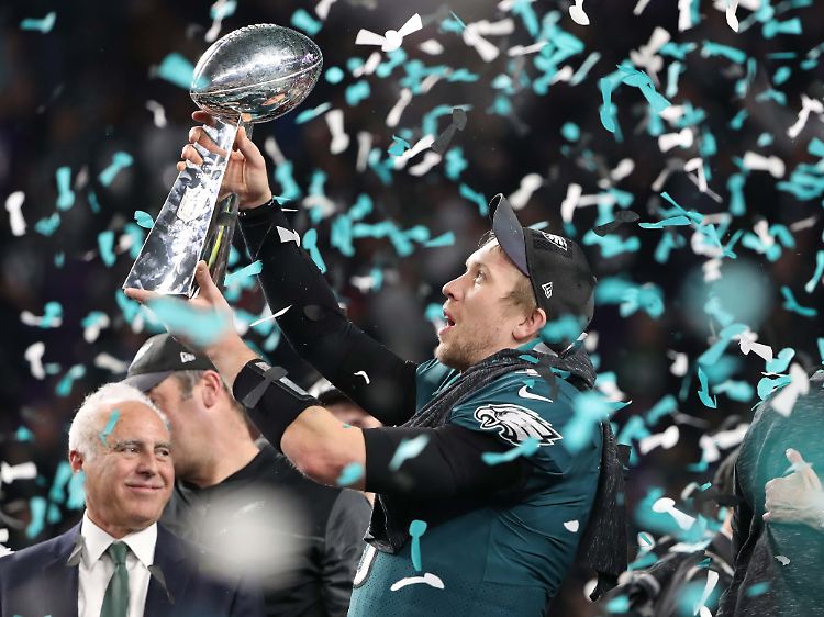 Philadelphias Ersatz-Quaterback Nick Foles reckt die Vince-Lombardi-Trophäe in die Luft.