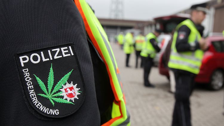 Kiffen am Steuer soll auch in Zukunft ein Tabu bleiben. Polizisten in Niedersachsen testen bei einer Kontrolle in Niedersachsen Verkehrsteilnehmer auf Drogenkonsum. 