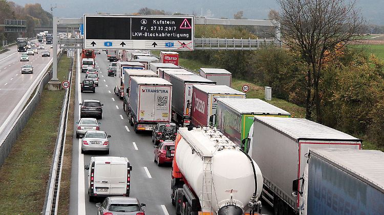 Wegen der österreichischen Blockabfertigung staut sich der Verkehr bei Rosenheim.