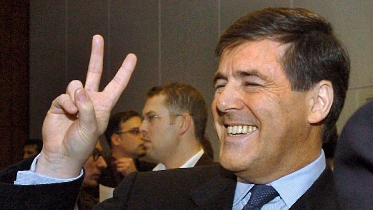 Symbol der Abgehobenheit: Ackermann zeigt während des Mannesmann-Prozesses 2004 im Landgericht das Victory-Zeichen. 