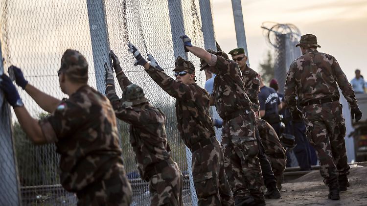 Ungarische Soldaten errichten im Herbst 2015 an der EU-Außengrenze zu Serbien einen Zaun - bei einem Beitritt Belgrads müsste der wieder fallen.