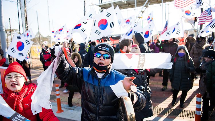 Auch Südkoreaner demonstrierten vor dem Eishockey-Station gegen die Vereinigungsflagge.