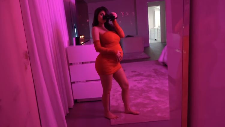 Natürlich gibt es auch Kylie-Selfies in schwanger - nur durfte die bislang keiner sehen.