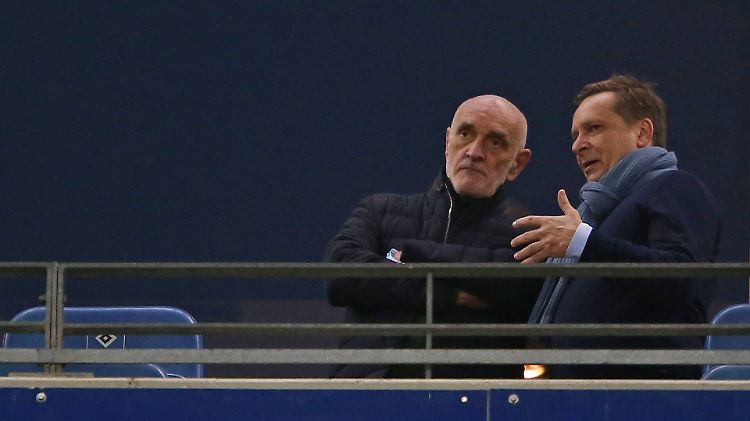 Hannovers Vereinsboss Kind (l.) und Manager Heldt am Sonntag beim Spiel in Hamburg.