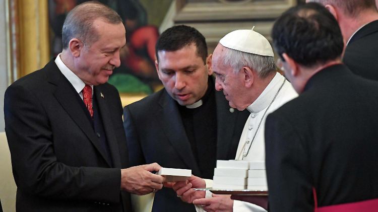 Der Klassiker unter den Geschenken von Papst Franziskus: Eine Medaille des Friedensengels.