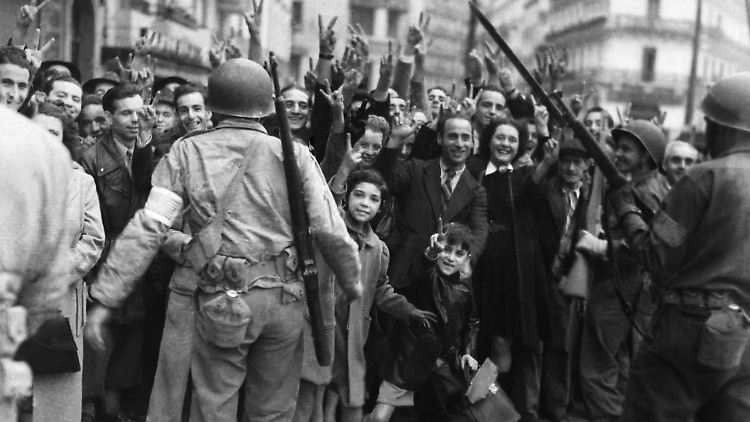 In Algier jubeln die Menschen am 18. November 1942 den US-amerikanischen Soldaten zu und zeigen das "Victory"-Zeichen.