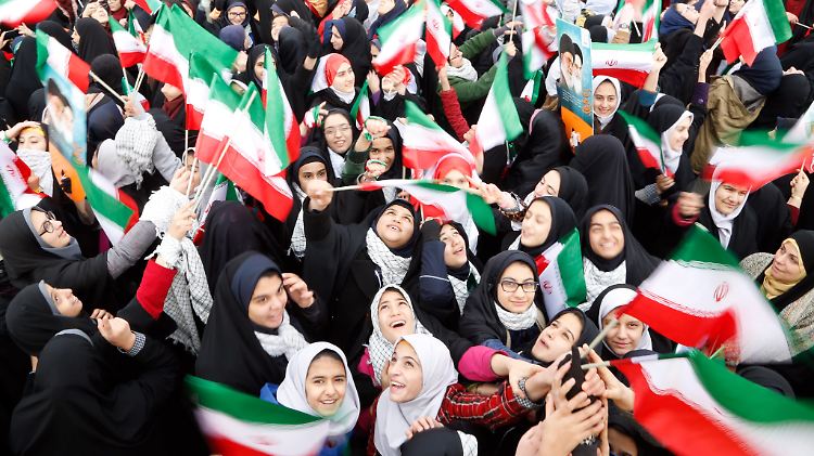 Frauen beim Feiern des Revolutions-Jubiläums - wie groß ist der Rückhalt für die Islamische Republik?