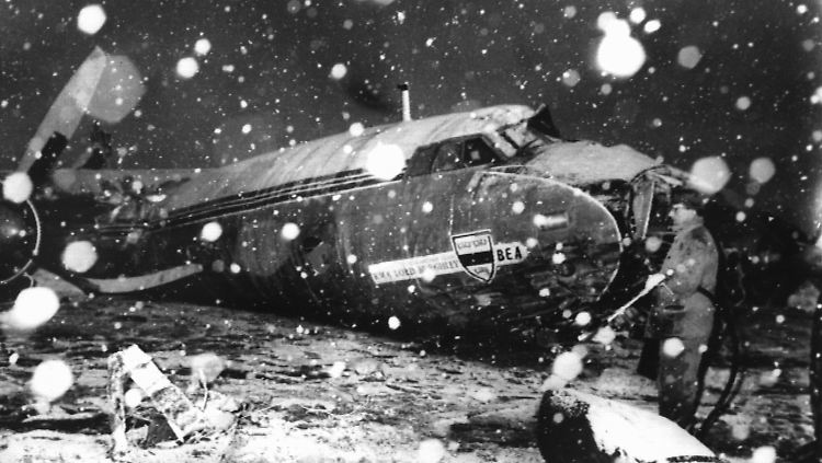 Tragödie im Schneetreiber: Das  Charterflugzeug mit 44 Passagieren an Bord, darunter die Mannschaft von Manchester United, war am 6. Februar 1958 kurz nach dem Start abgestürzt.