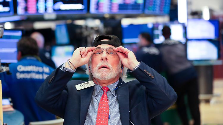 Viele Aktienhändler glauben ihren Augen kaum, als sie den größten Tagesverlust in der Geschichte des US-Leitindex Dow Jones auf den Anzeigetafeln sehen. 