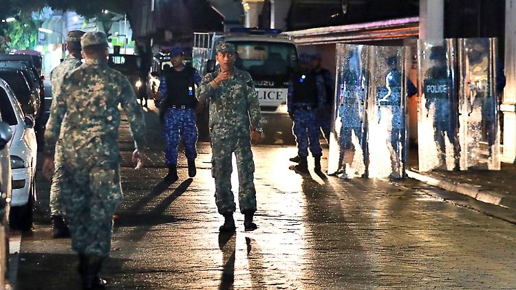 Soldaten patrouillieren in den Straßen der maledivischen Hauptstadt Malé.