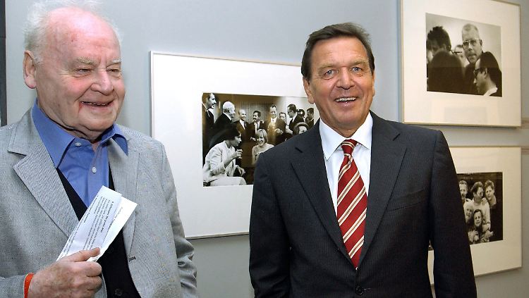 Stefan Moses und der damalige Bundeskanzler Gerhard Schröder im August 2003 vor dessen Fotografien im Willy-Brandt-Haus in Berlin. Zum 75. Geburtstag von Moses wurde in der SPD-Zentrale eine Retrospektive des Fotografen gezeigt.
