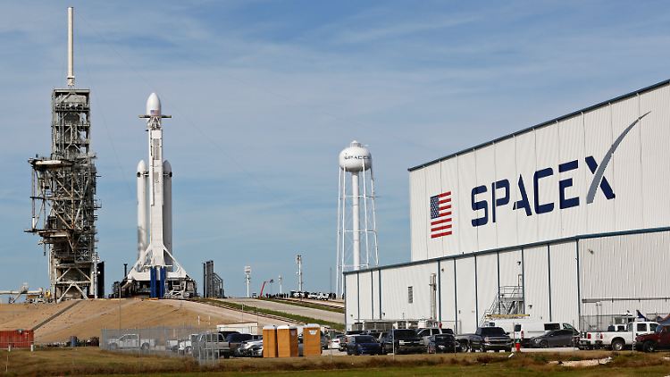 Die "Falcon Heavy" wartet auf der historischen Startrampe 39A auf ihren Jungfernflug.