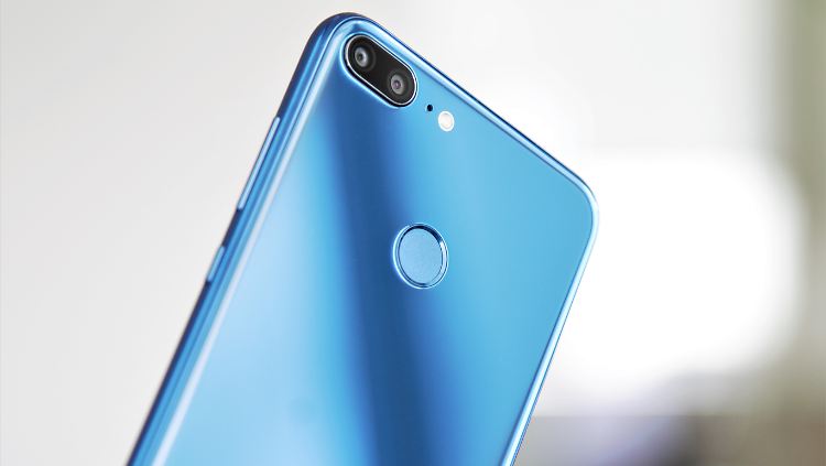 Schimmerndes Blau: Das Honor 9 Lite hat einen schicken Glasrücken. 