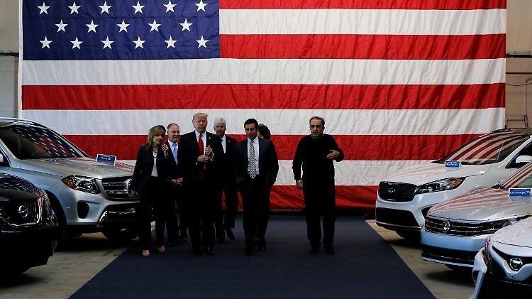 Ortstermin mit US-Präsident Trump: GM-Chefin Mary Barra (l.) führt den Präsidenten durch das "American Center for Mobility" (Archivbild).