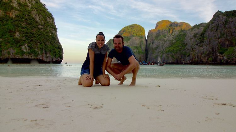 Tanja und Christoph am Maya Beach in Thailand, bekannt aus dem Film "The Beach".