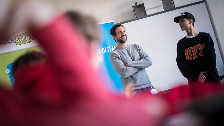Lukas Rieger sprach am Safer Internet Day mit Jugendlichen über die Gefahren im Netz. 