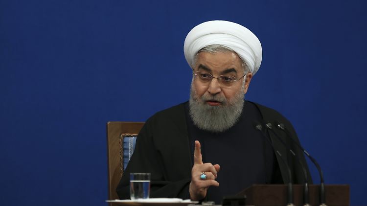 Hassan Ruhani bei der Pressekonferenz im Präsidentenpalast.