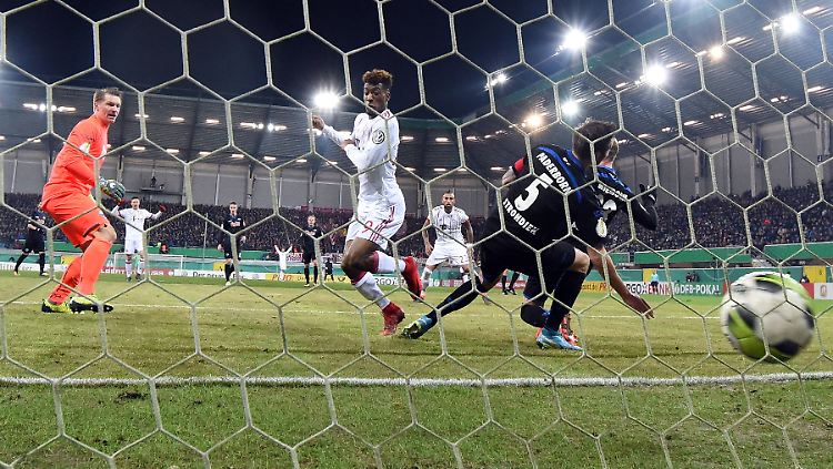 Kingsley Coman leitete den Münchner Torreigen ein.