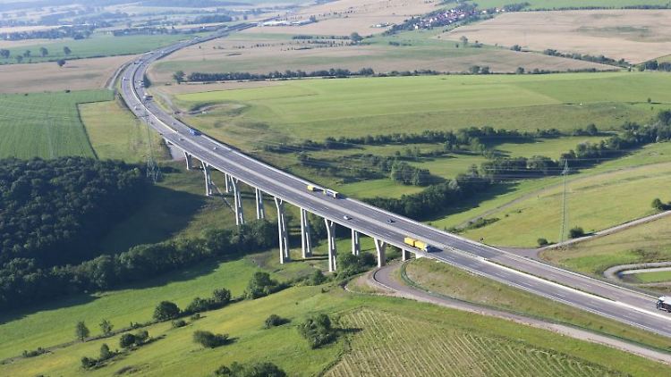 Privat betriebene Autobahnen gibt es auch in Deutschland, wie hier etwa auf einem Abschnitt der A4 westlich von Gotha.