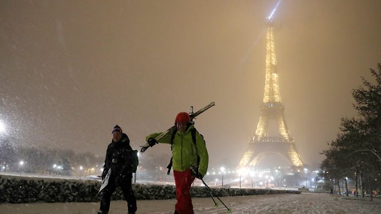Manche nehmen es sportlich: ein Langläufer beim Eiffelturm.