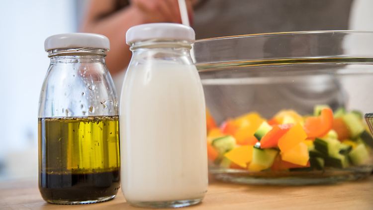 Dressing ist nicht gleich Dressing. Statt mit cremigen Fertigsoßen kann man Salat auch mit Essig und etwas Öl anmachen.