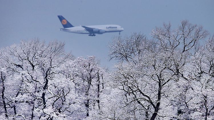 Winteridylle mit Flugzeug: Verdi und Lufthansa zeigten sich zufrieden mit dem neuen Tarifvertrag.