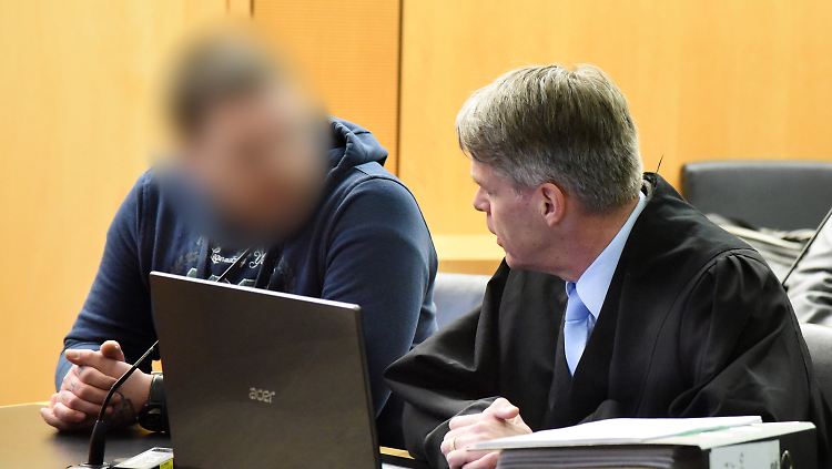 Der 28-jährige Angeklagte soll nach der Tat im Schlafzimmer des Opfers nach Geld gesucht haben.