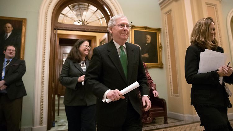 Glückliche Gesichter nach der Sitzung des US-Senats. Der republikanische Mehrheitsführer im Senat, Mitch McConnell, verkündet schließlich die frohe Botschaft: Republikaner und Demokraten konnten sich auf ein Haushaltsgesetz einigen.