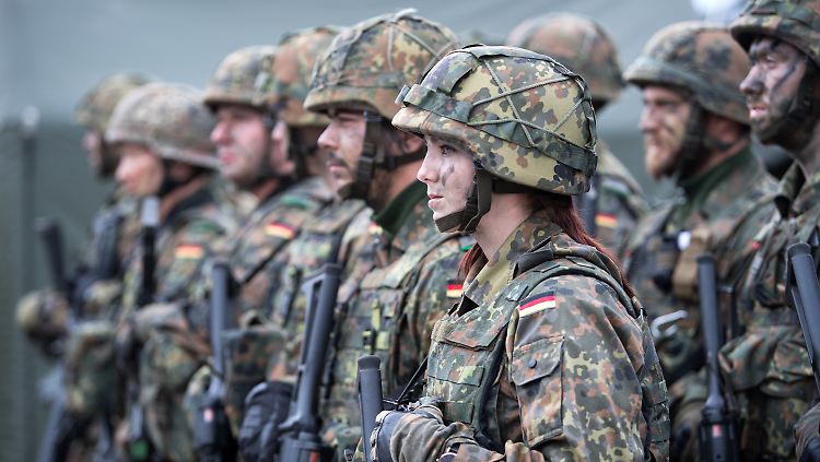 Bundeswehrsoldaten treten auf dem litauischen Nato-Stützpunkt in Rukla an.