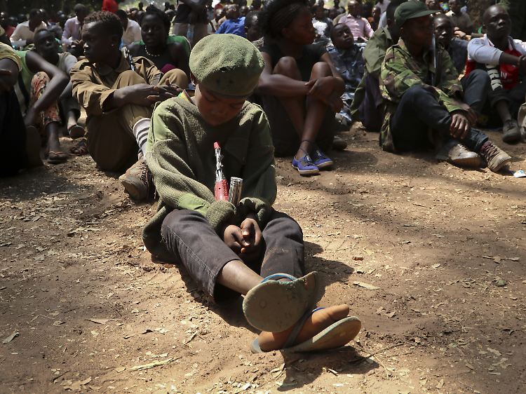 Dieser Junge ist einer von mehr als 300 Kindersoldaten, die Anfang Februar von Rebellengruppen in Yambio im Südsudan freigelassen worden sind.