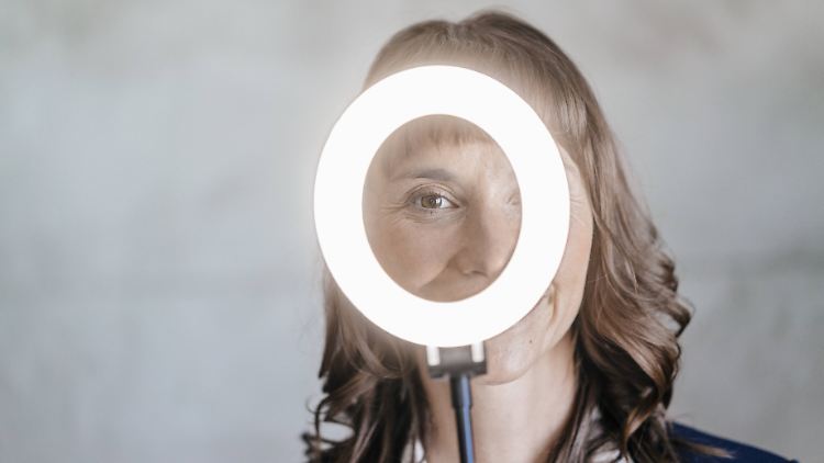 Wer bei seiner Arbeit auf gute Beleuchtung achtet, könnte nicht nur die Augen, sondern auch sein Gehirn schützen.