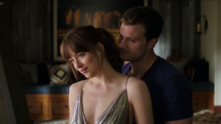 Gehen sich mal wieder an die Wäsche: Christian Grey (Jamie Dornan) und Anastasia (Dakota Johnson).