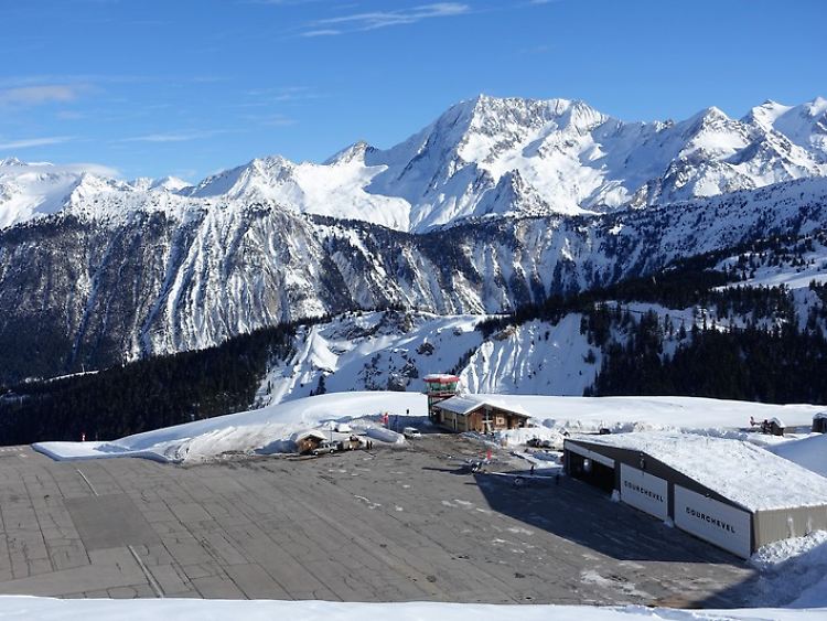 Landeplatz mitten in den Bergen: Manche Gäste reisen mit dem Flugzeug oder Hubschrauber an.