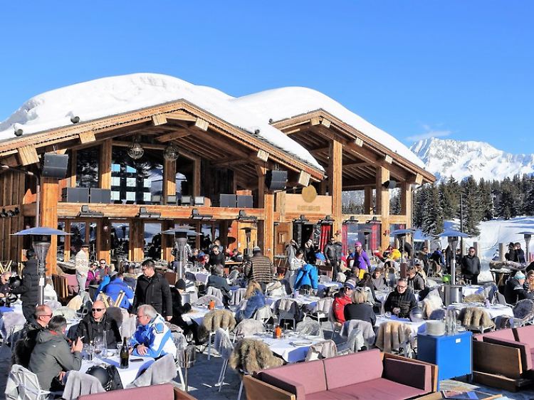 Sehen und gesehen werden: Im Schickeria-Treff Nammos zeigen sich die Gäste gern, während auf der Terrasse die Sonne genießen.